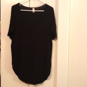 Long black top with elbow sleeve